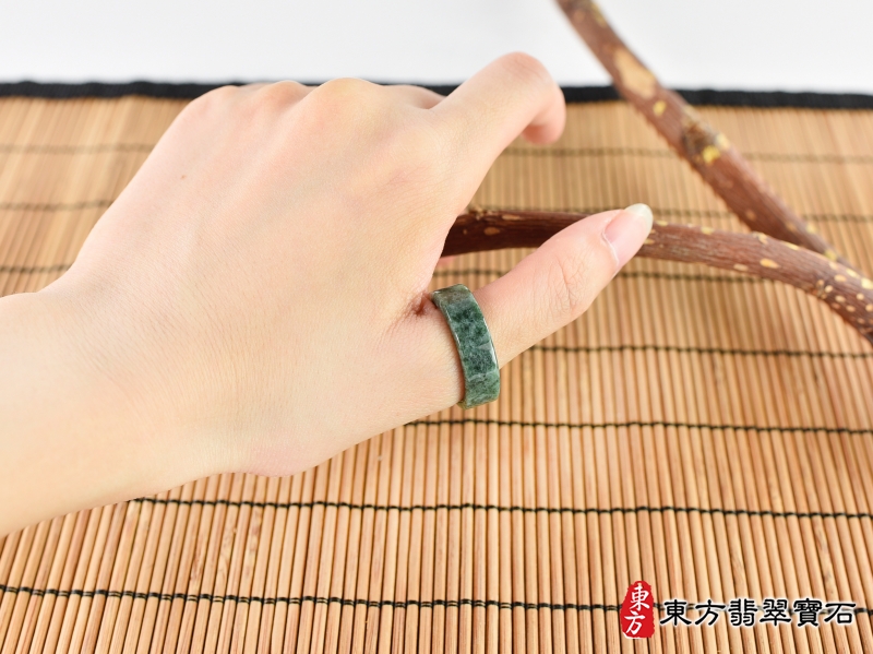 大小-翡翠戒指（玉戒指、A貨翡翠戒指、緬甸玉戒指，版指戒，版戒指，結婚戒指、結婚對戒、男女對戒）。淺綠色+深綠色糯種翡翠戒指，國際圍16，RNG243。客製化訂做各種翡翠戒指吊墜玉珮項鍊。★附A貨翡翠雙證書