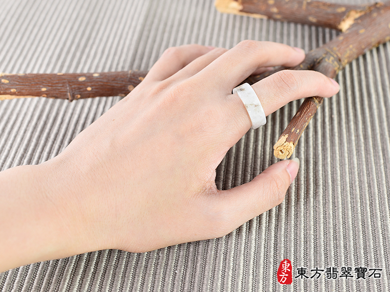 大小翡翠戒指（玉戒指、A貨翡翠戒指、緬甸玉戒指，版指戒，版戒指，結婚戒指  、結婚對戒、男女對戒）。白色糯種帶飄花翡翠戒指，國際圍10，RNG108。客製化訂做  各種翡翠戒指吊墜玉珮項鍊。★附A貨翡翠雙證書