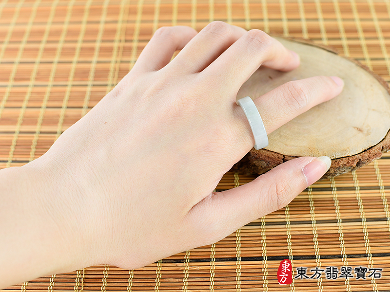 大小翡翠戒指（玉戒指、A貨翡翠戒指、緬甸玉戒指，版指戒，版戒指，結婚戒指、結婚對戒 、男女對戒）。綠色糯種翡翠戒指，國際圍12，RNG113。客製化訂做各種翡翠戒指吊墜玉珮項鍊。 ★附A貨翡翠雙證書