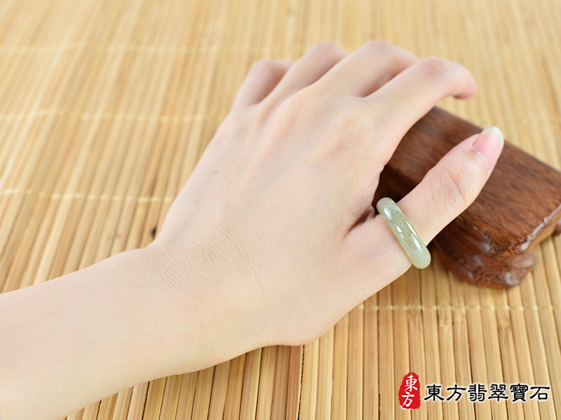 大小翡翠戒指（玉戒指、A貨翡翠戒指、緬甸玉戒指，版指戒，版戒指，結婚戒指、結婚對戒、 男女對戒）。綠色帶褐色糯種翡翠戒指，國際圍14，RNG114。客製化訂做各種翡翠戒指吊墜玉珮項 鍊。★附A貨翡翠雙證書