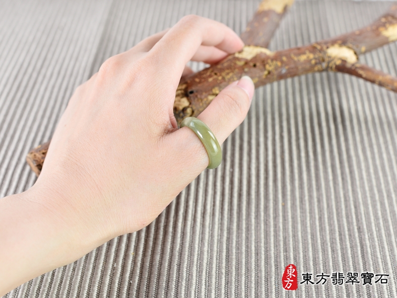 大小-翡翠戒指（玉戒指、A貨翡翠戒指、緬甸玉戒指，版指戒，版戒指，結婚戒指、結婚對戒、男女對戒）。綠帶黃褐色糯種翡翠戒指，國際圍16，RNG248。客製化訂做各種翡翠戒指吊墜玉珮項鍊。★附A貨翡翠雙證書
