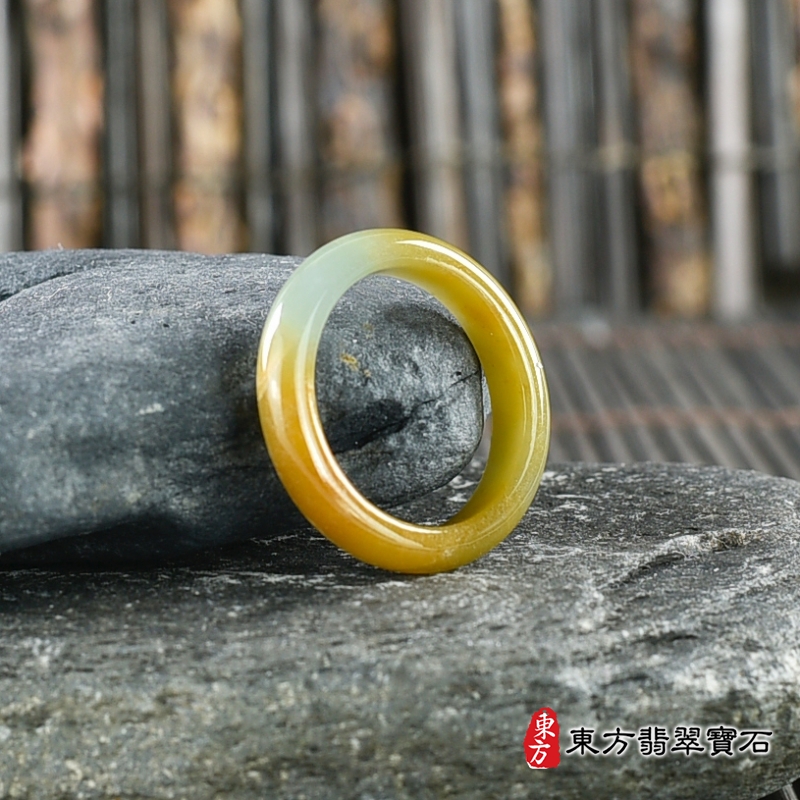 左側-翡翠戒指（玉戒指、A貨翡翠戒指、緬甸玉戒指，版指戒，版戒指，結婚戒指、結婚對戒、男女對戒）。綠帶黃褐色糯種翡翠戒指，國際圍12，RNG253。客製化訂做各種翡翠戒指吊墜玉珮項鍊。★附A貨翡翠雙證書