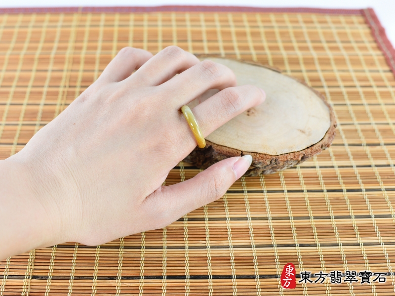 大小-翡翠戒指（玉戒指、A貨翡翠戒指、緬甸玉戒指，版指戒，版戒指，結婚戒指、結婚對戒、男女對戒）。綠帶黃褐色糯種翡翠戒指，國際圍12，RNG253。客製化訂做各種翡翠戒指吊墜玉珮項鍊。★附A貨翡翠雙證書