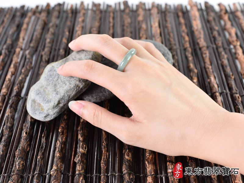 大小-翡翠戒指（玉戒指、A貨翡翠戒指、緬甸玉戒指，版指戒，版戒指，結婚戒指、結婚對戒、男女對戒）。綠帶黃褐色糯種翡翠戒指，國際圍16，RNG256。客製化訂做各種翡翠戒指吊墜玉珮項鍊。★附A貨翡翠雙證書