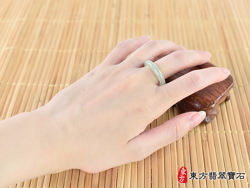 大小翡翠戒指（玉戒指、A貨翡翠戒指、緬甸玉戒指，版指戒，版戒指，結婚戒指、結婚對戒 、男女對戒）。綠色帶褐色糯種翡翠戒指，國際圍12，RNG121。客製化訂做各種翡翠戒指吊墜玉 珮項鍊。★附A貨翡翠雙證書