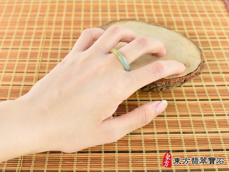 大小-翡翠戒指（玉戒指、A貨翡翠戒指、緬甸玉戒指，版指戒，版戒指，結婚戒指、結婚對戒、男女對戒）。綠帶黃褐色糯種翡翠戒指，國際圍12，RNG260。客製化訂做各種翡翠戒指吊墜玉珮項鍊。★附A貨翡翠雙證書
