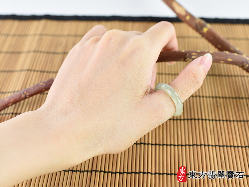 大小翡翠戒指（玉戒指、A貨翡翠戒指、緬甸玉戒指，版指戒，版戒指，結婚戒指、結婚對戒 、男女對戒）。綠色糯種帶飄花翡翠戒指，國際圍16，RNG131。客製化訂做各種翡翠戒指吊墜玉珮 項鍊。★附A貨翡翠雙證書