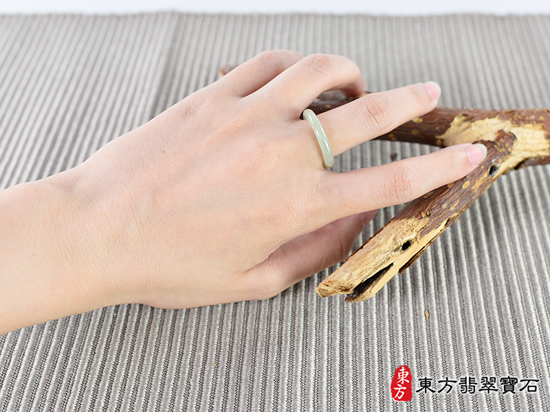 大小翡翠戒指（玉戒指、A貨翡翠戒指、緬甸玉戒指，版指戒，版戒指，結婚戒指、結婚對戒 、男女對戒）。綠色帶褐色糯種翡翠戒指，國際圍8，RNG136。客製化訂做各種翡翠戒指吊墜玉珮 項鍊。★附A貨翡翠雙證書