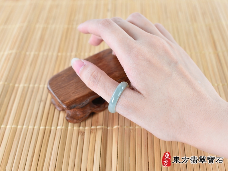 大小－翡翠戒指（玉戒指、A貨翡翠戒指、緬甸玉戒指，版指戒，版戒指，結婚戒指、結婚對戒、男女對戒）。綠帶黃褐色糯種翡翠戒指，國際圍16，RNG261。客製化訂做各種翡翠戒指吊墜玉珮項鍊。★附A貨翡翠雙證書