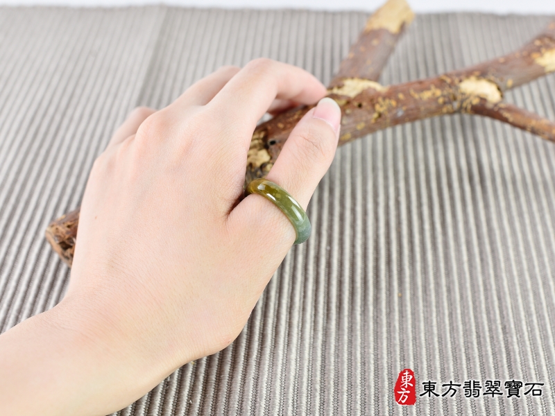 左側－翡翠戒指（玉戒指、A貨翡翠戒指、緬甸玉戒指，版指戒，版戒指，結婚戒指、結婚對戒、男女對戒）。綠帶黃褐色糯種翡翠戒指，國際圍16，RNG262。客製化訂做各種翡翠戒指吊墜玉珮項鍊。★附A貨翡翠雙證書