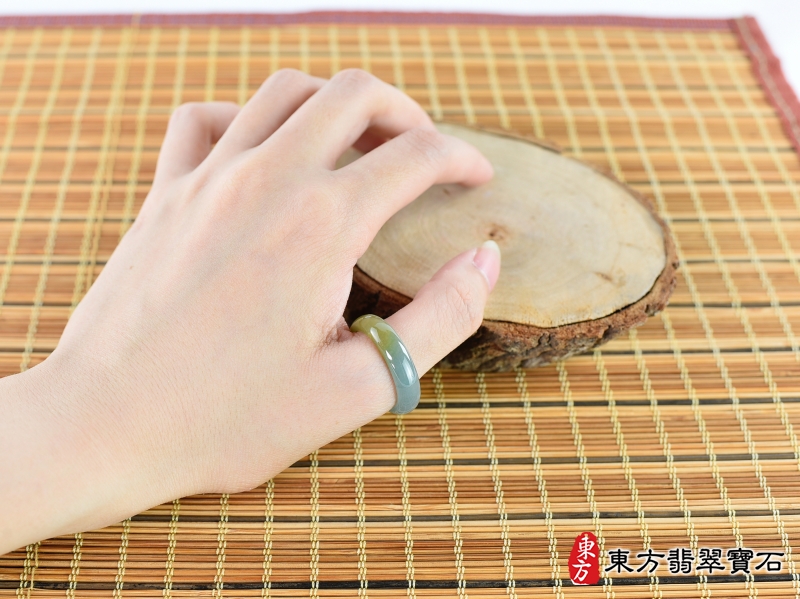 大小-翡翠戒指（玉戒指、A貨翡翠戒指、緬甸玉戒指，版指戒，版戒指，結婚戒指、結婚對戒、男女對戒）。綠帶黃褐色糯種翡翠戒指，國際圍16，RNG267。客製化訂做各種翡翠戒指吊墜玉珮項鍊。★附A貨翡翠雙證書