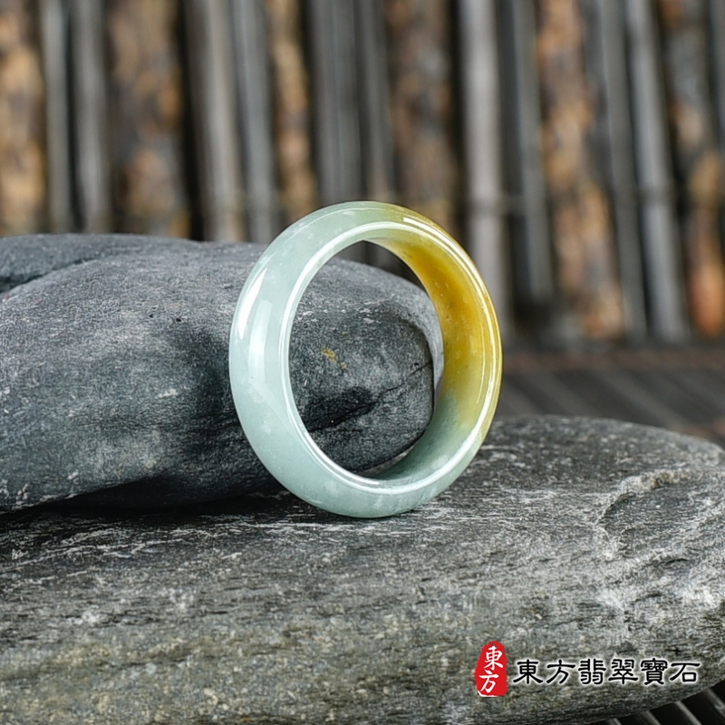 左側-翡翠戒指（玉戒指、A貨翡翠戒指、緬甸玉戒指，版指戒，版戒指，結婚戒指、結婚對戒、男女對戒）。綠帶黃褐色糯種翡翠戒指，國際圍16，RNG270。客製化訂做各種翡翠戒指吊墜玉珮項鍊。★附A貨翡翠雙證書