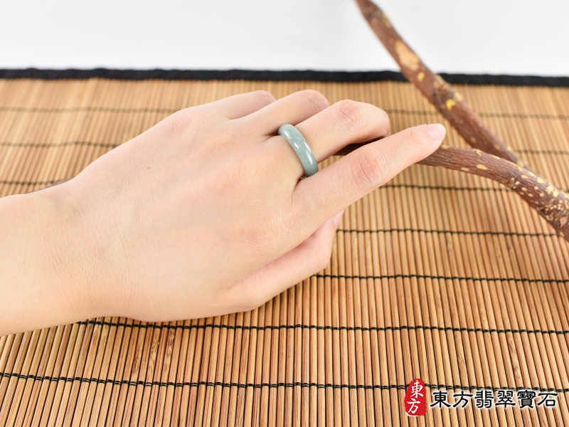 大小-翡翠戒指（玉戒指、A貨翡翠戒指、緬甸玉戒指，版指戒，版戒指，結婚戒指、結婚對戒、男女對戒）。綠帶黃褐色糯種翡翠戒指，國際圍10，RNG271。客製化訂做各種翡翠戒指吊墜玉珮項鍊。★附A貨翡翠雙證書