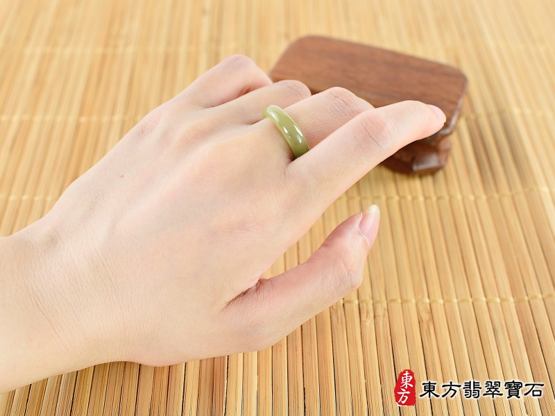 大小-翡翠戒指（玉戒指、A貨翡翠戒指、緬甸玉戒指，版指戒，版戒指，結婚戒指、結婚對戒、男女對戒）。綠糯種翡翠戒指，國際圍10，RNG275。客製化訂做各種翡翠戒指吊墜玉珮項鍊。★附A貨翡翠雙證書