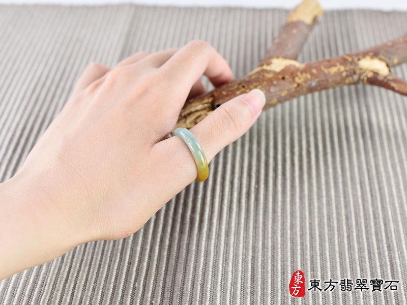 大小-翡翠戒指（玉戒指、A貨翡翠戒指、緬甸玉戒指，版指戒，版戒指，結婚戒指、結婚對戒、男女對戒）。綠帶黃褐色糯種翡翠戒指，國際圍16，RNG276。客製化訂做各種翡翠戒指吊墜玉珮項鍊。★附A貨翡翠雙證書