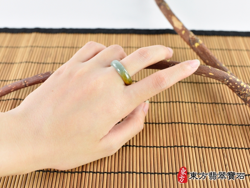 大小-翡翠戒指（玉戒指、A貨翡翠戒指、緬甸玉戒指，版指戒，版戒指，結婚戒指、結婚對戒、男女對戒）。綠帶黃褐色糯種翡翠戒指，國際圍12，RNG278。客製化訂做各種翡翠戒指吊墜玉珮項鍊。★附A貨翡翠雙證書