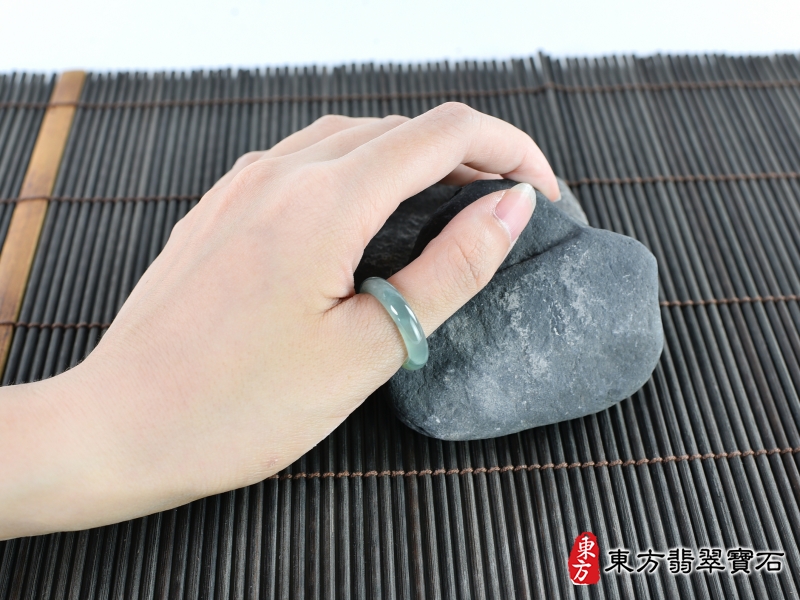 大小-翡翠戒指（玉戒指、A貨翡翠戒指、緬甸玉戒指，版指戒，版戒指，結婚戒指、結婚對戒、男女對戒）。綠糯種翡翠戒指，國際圍14，RNG279。客製化訂做各種翡翠戒指吊墜玉珮項鍊。★附A貨翡翠雙證書