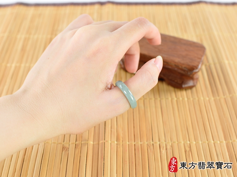 大小-翡翠戒指（玉戒指、A貨翡翠戒指、緬甸玉戒指，版指戒，版戒指，結婚戒指、結婚對戒、男女對戒）。綠帶黃褐色糯種翡翠戒指，國際圍12，RNG282。客製化訂做各種翡翠戒指吊墜玉珮項鍊。★附A貨翡翠雙證書