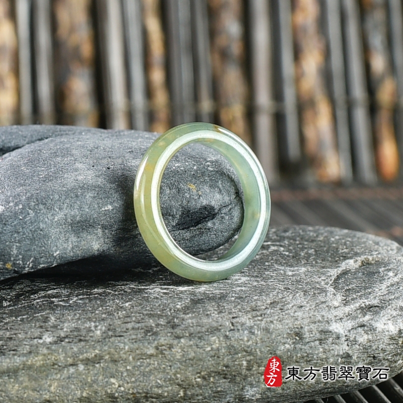 左側-翡翠戒指（玉戒指、A貨翡翠戒指、緬甸玉戒指，版指戒，版戒指，結婚戒指、結婚對戒、男女對戒）。綠帶黃褐色糯種翡翠戒指，國際圍12，RNG288。客製化訂做各種翡翠戒指吊墜玉珮項鍊。★附A貨翡翠雙證書