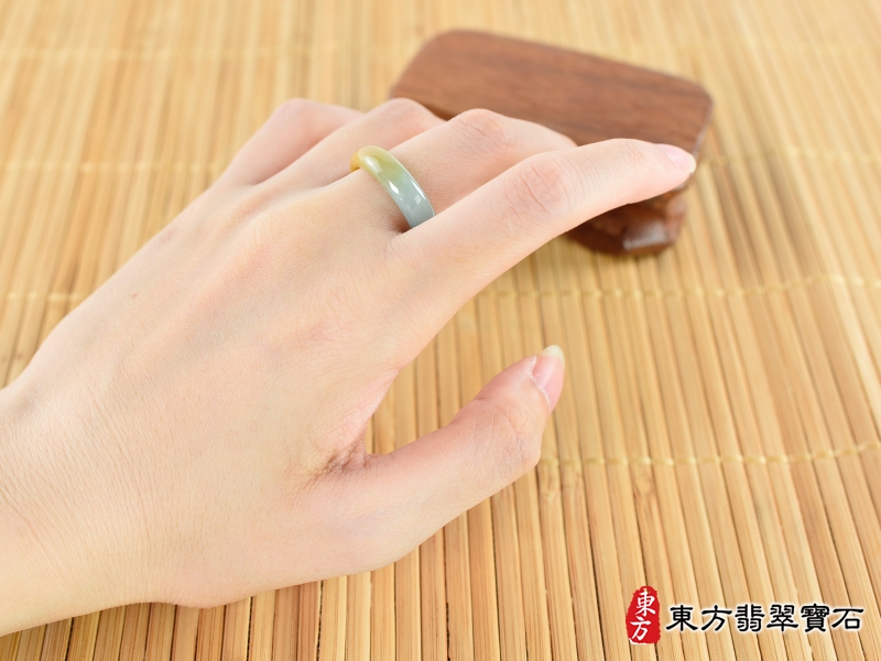 大小-翡翠戒指（玉戒指、A貨翡翠戒指、緬甸玉戒指，版指戒，版戒指，結婚戒指、結婚對戒、男女對戒）。綠帶黃褐色糯種翡翠戒指，國際圍14，RNG289。客製化訂做各種翡翠戒指吊墜玉珮項鍊。★附A貨翡翠雙證書
