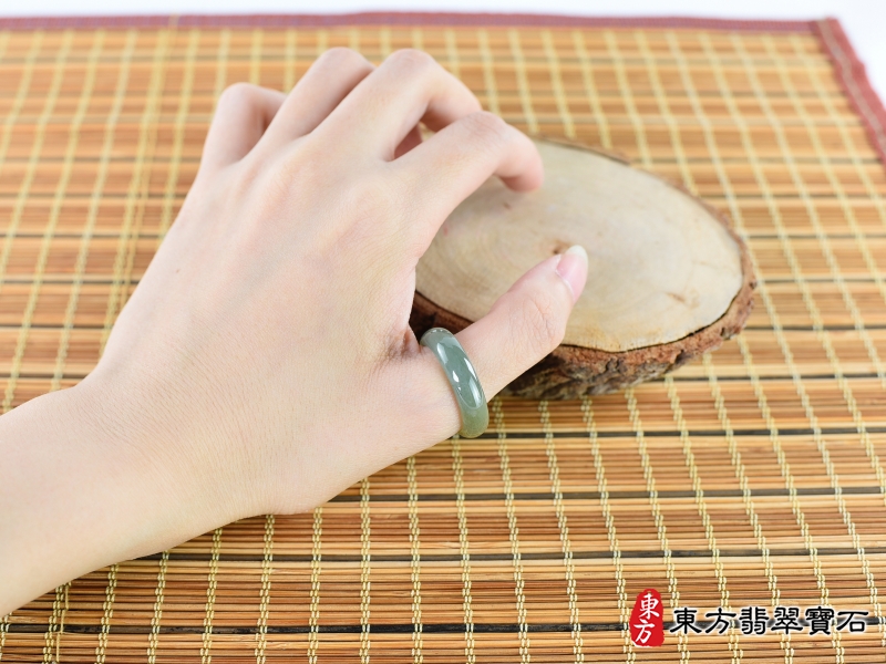大小-翡翠戒指（玉戒指、A貨翡翠戒指、緬甸玉戒指，版指戒，版戒指，結婚戒指、結婚對戒、男女對戒）。綠糯種翡翠戒指，國際圍14，RNG302。客製化訂做各種翡翠戒指吊墜玉珮項鍊。★附A貨翡翠雙證書
