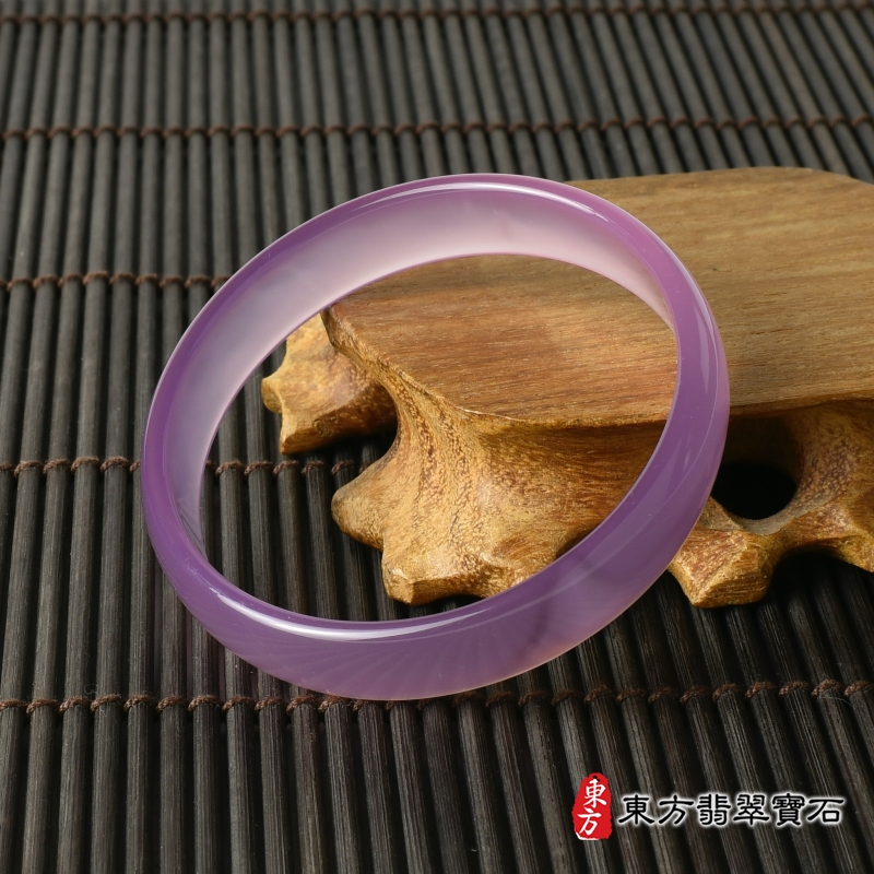 右側-東方翡翠寶石專賣店，提供專業豐富多樣的紫玉髓手鐲，包含：（紫玉髓手鐲，紫瑪瑙手鐲，紫玉髓，紫瑪瑙，玉鐲，手鐲，鐲子，玉手鐲)，超過千種以上翡翠手鐲和翡翠玉鐲商品。同時東方翡翠寶石提供A貨翡翠證書和店家保證書。信用保證：「不是A貨翡翠，一律原價買回」。東方翡翠寶石的翡翠鑑定師擁有：GIA，GII，GGL證書，同時提供專業建議(免費)：依照八字、產業屬性，介紹適合您配戴的紫玉髓手鐲。東方翡翠寶石可以客製化訂做各種「紫玉髓手鐲」。東方翡翠寶石有實體門市（台北、新北、桃園、新竹、台中、台南、高雄），也有官方網站，歡迎參觀翡翠和寶石商品。
