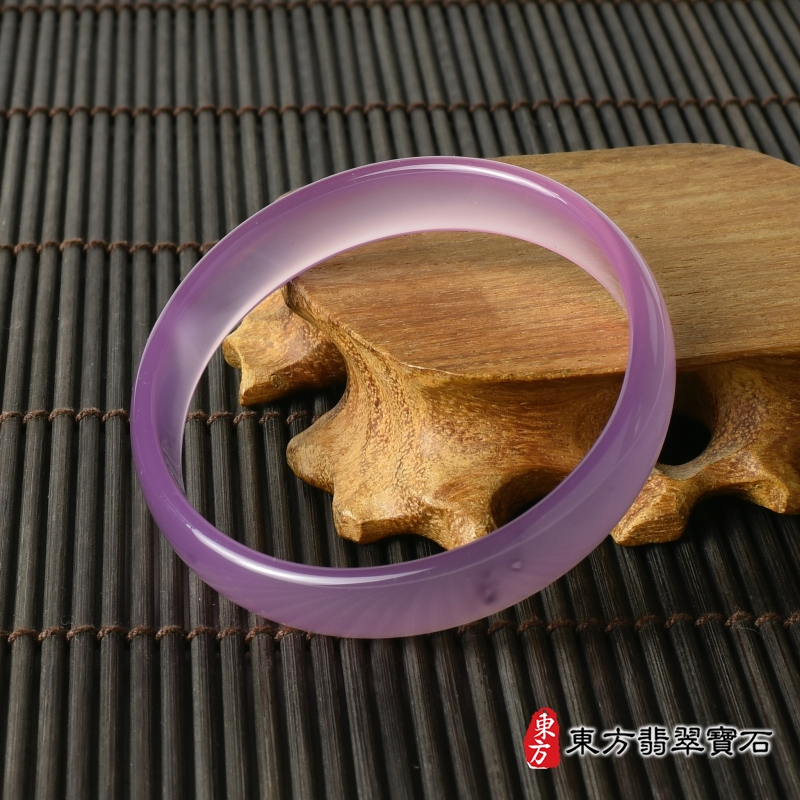 右側-東方翡翠寶石專賣店，提供專業豐富多樣的紫玉髓手鐲，包含：（紫玉髓手鐲，紫瑪瑙手鐲，紫玉髓，紫瑪瑙，玉鐲，手鐲，鐲子，玉手鐲)，超過千種以上翡翠手鐲和翡翠玉鐲商品。同時東方翡翠寶石提供A貨翡翠證書和店家保證書。信用保證：「不是A貨翡翠，一律原價買回」。東方翡翠寶石的翡翠鑑定師擁有：GIA，GII，GGL證書，同時提供專業建議(免費)：依照八字、產業屬性，介紹適合您配戴的紫玉髓手鐲。東方翡翠寶石可以客製化訂做各種「紫玉髓手鐲」。東方翡翠寶石有實體門市（台北、新北、桃園、新竹、台中、台南、高雄），也有官方網站，歡迎參觀翡翠和寶石商品。