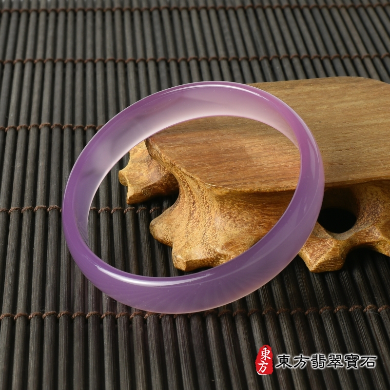 右側-東方翡翠寶石專賣店，提供專業豐富多樣的紫玉髓手鐲，包含：（紫玉髓手鐲，紫瑪瑙手鐲，紫玉髓，紫瑪瑙，玉鐲，手鐲，鐲子，玉手鐲)，超過千種以上翡翠手鐲和翡翠玉鐲商品。同時東方翡翠寶石提供A貨翡翠證書和店家保證書。信用保證：「不是A貨翡翠，一律原價買回」。東方翡翠寶石的翡翠鑑定師擁有：GIA，GII，GGL證書，同時提供專業建議(免費)：依照八字、產業屬性，介紹適合您配戴的紫玉髓手鐲。東方翡翠寶石可以客製化訂做各種「紫玉髓手鐲」。東方翡翠寶石有實體門市（台北、新北、桃園、新竹、台中、台南、高雄），也有官方網站，歡迎參觀翡翠和寶石商品。