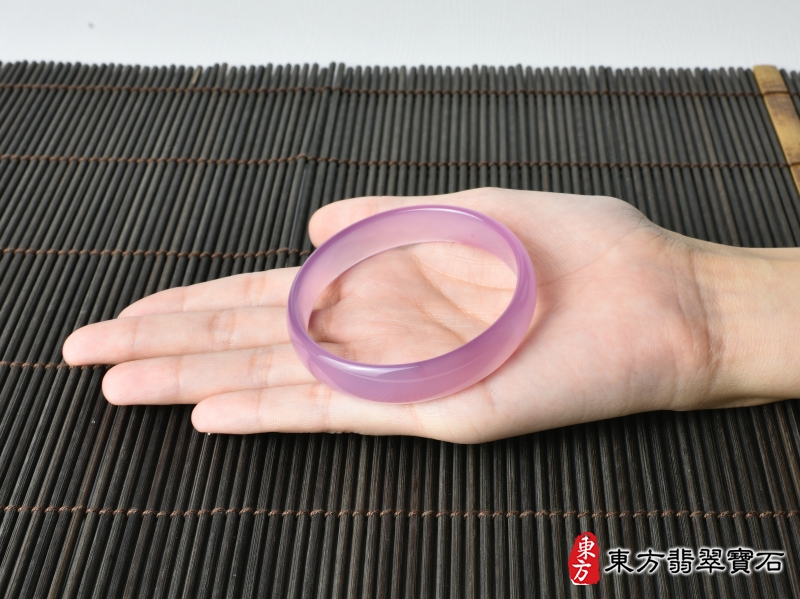 大小-東方翡翠寶石專賣店，提供專業豐富多樣的紫玉髓手鐲，包含：（紫玉髓手鐲，紫瑪瑙手鐲，紫玉髓，紫瑪瑙，玉鐲，手鐲，鐲子，玉手鐲)，超過千種以上翡翠手鐲和翡翠玉鐲商品。同時東方翡翠寶石提供A貨翡翠證書和店家保證書。信用保證：「不是A貨翡翠，一律原價買回」。東方翡翠寶石的翡翠鑑定師擁有：GIA，GII，GGL證書，同時提供專業建議(免費)：依照八字、產業屬性，介紹適合您配戴的紫玉髓手鐲。東方翡翠寶石可以客製化訂做各種「紫玉髓手鐲」。東方翡翠寶石有實體門市（台北、新北、桃園、新竹、台中、台南、高雄），也有官方網站，歡迎參觀翡翠和寶石商品。