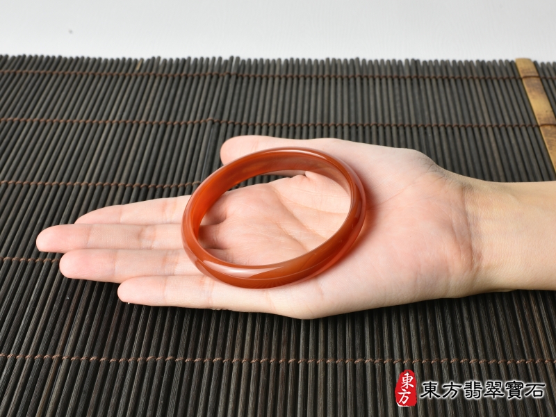 大小-紅玉髓手鐲、紅瑪瑙手鐲。（橘紅，平口鐲18.5，TM044）。客製化訂做各種紅玉髓手鐲、紅瑪瑙手鐲★附東方翡翠寶石證書