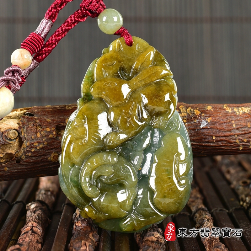 正面-翡翠生肖豬三合六合貴人項鍊玉珮（生肖屬豬，最適合配戴三合六合貴人項鍊，兔羊虎：豬牌A貨翡翠生肖豬玉珮、緬甸玉生肖豬玉墜、豬十二生肖項鍊）。豬，ZH298。客製化訂做各種翡翠生肖豬吊墜玉珮項鍊。★附A貨翡翠雙證書
