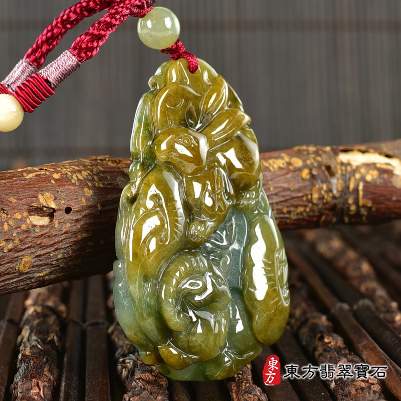 左側-翡翠生肖豬三合六合貴人項鍊玉珮（生肖屬豬，最適合配戴三合六合貴人項鍊，兔羊虎：豬牌A貨翡翠生肖豬玉珮、緬甸玉生肖豬玉墜、豬十二生肖項鍊）。豬，ZH298。客製化訂做各種翡翠生肖豬吊墜玉珮項鍊。★附A貨翡翠雙證書