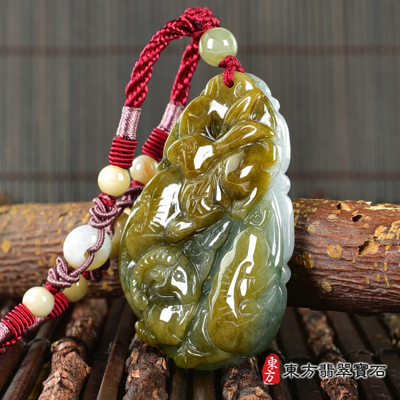 右側-翡翠生肖豬三合六合貴人項鍊玉珮（生肖屬豬，最適合配戴三合六合貴人項鍊，兔羊虎：豬牌A貨翡翠生肖豬玉珮、緬甸玉生肖豬玉墜、豬十二生肖項鍊）。豬，ZH298。客製化訂做各種翡翠生肖豬吊墜玉珮項鍊。★附A貨翡翠雙證書
