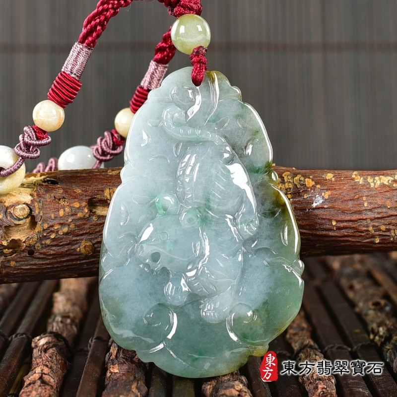 背面-翡翠生肖豬三合六合貴人項鍊玉珮（生肖屬豬，最適合配戴三合六合貴人項鍊，兔羊虎：豬牌A貨翡翠生肖豬玉珮、緬甸玉生肖豬玉墜、豬十二生肖項鍊）。豬，ZH298。客製化訂做各種翡翠生肖豬吊墜玉珮項鍊。★附A貨翡翠雙證書