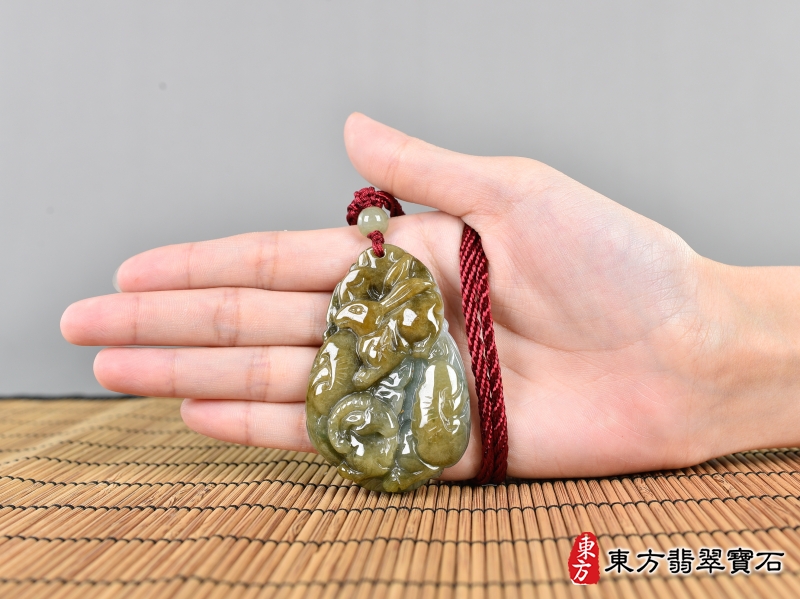 大小-翡翠生肖豬三合六合貴人項鍊玉珮（生肖屬豬，最適合配戴三合六合貴人項鍊，兔羊虎：豬牌A貨翡翠生肖豬玉珮、緬甸玉生肖豬玉墜、豬十二生肖項鍊）。豬，ZH298。客製化訂做各種翡翠生肖豬吊墜玉珮項鍊。★附A貨翡翠雙證書