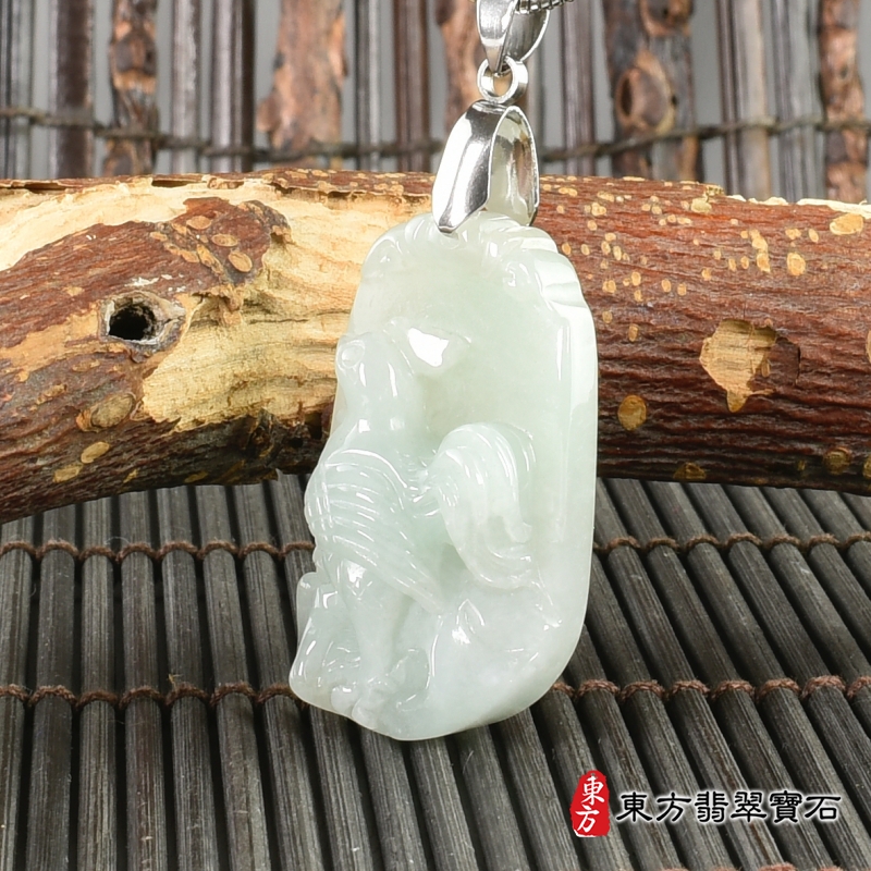 右側-翡翠雞項鍊玉珮（雞祥如意：雞牌A貨翡翠雞玉珮、緬甸玉雞玉墜、雞十二生肖項鍊）。綠糯種翡翠雞，GI052。客製化訂做各種翡翠雞吊墜玉珮項鍊。★附A貨翡翠雙證書