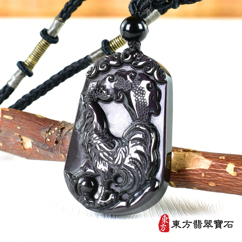 右側-金曜石雞項鍊玉珮（金雞報喜：雞牌金曜石雞玉珮、金曜石雞玉墜、雞十二生肖項鍊）。金曜石雞，GI053。客製化訂做各種金曜石雞吊墜玉珮項鍊。★附A貨翡翠雙證書