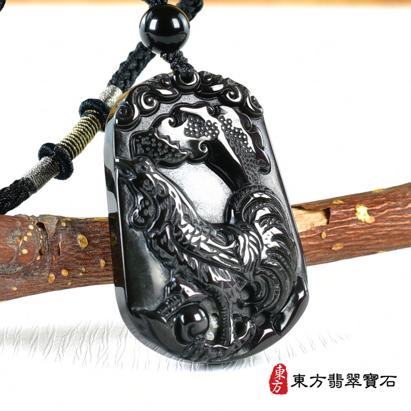 左側-金曜石雞項鍊玉珮（金雞報喜：雞牌金曜石雞玉珮、金曜石雞玉墜、雞十二生肖項鍊）。金曜石雞，GI053。客製化訂做各種金曜石雞吊墜玉珮項鍊。★附A貨翡翠雙證書