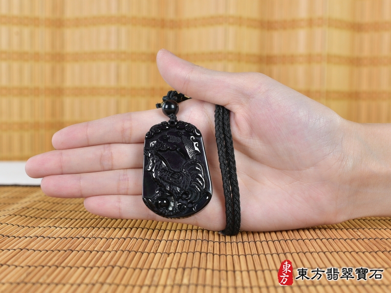 大小-金曜石雞項鍊玉珮（金雞報喜：雞牌金曜石雞玉珮、金曜石雞玉墜、雞十二生肖項鍊）。金曜石雞，GI053。客製化訂做各種金曜石雞吊墜玉珮項鍊。★附A貨翡翠雙證書