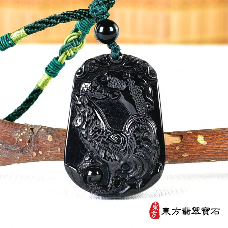 正面-黑曜石雞項鍊玉珮（金雞報喜：雞牌黑曜石雞玉珮、黑曜石雞玉墜、雞十二生肖項鍊）。黑曜石雞，GI056。客製化訂做各種黑曜石雞吊墜玉珮項鍊。★附A貨翡翠雙證書 