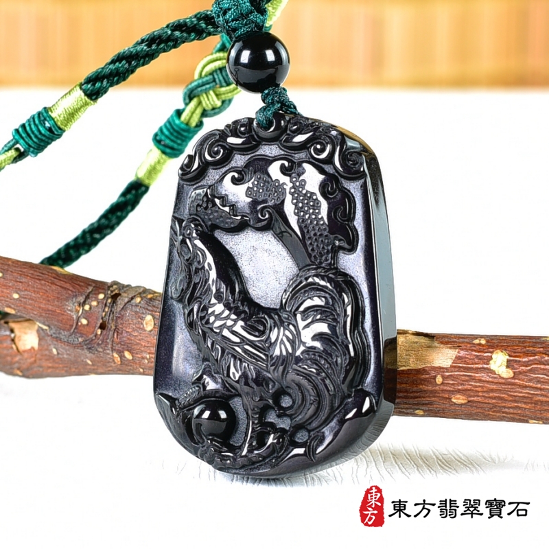 右側-黑曜石雞項鍊玉珮（金雞報喜：雞牌黑曜石雞玉珮、黑曜石雞玉墜、雞十二生肖項鍊）。黑曜石雞，GI056。客製化訂做各種黑曜石雞吊墜玉珮項鍊。★附A貨翡翠雙證書 