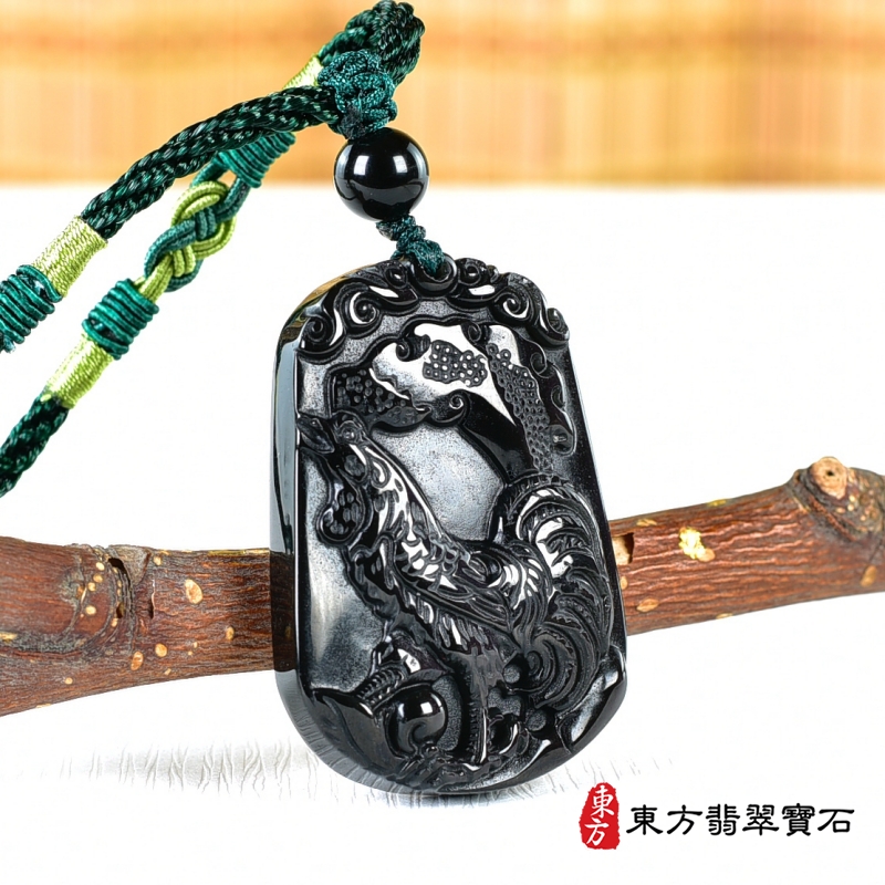 左側-黑曜石雞項鍊玉珮（金雞報喜：雞牌黑曜石雞玉珮、黑曜石雞玉墜、雞十二生肖項鍊）。黑曜石雞，GI056。客製化訂做各種黑曜石雞吊墜玉珮項鍊。★附A貨翡翠雙證書 