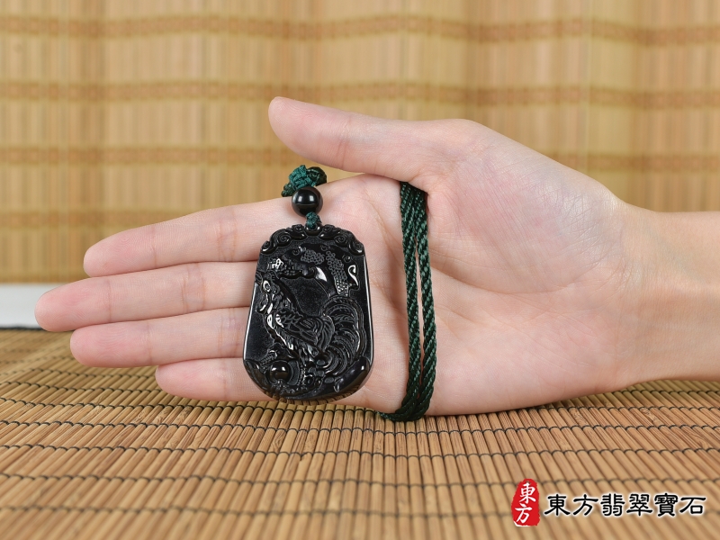 大小-黑曜石雞項鍊玉珮（金雞報喜：雞牌黑曜石雞玉珮、黑曜石雞玉墜、雞十二生肖項鍊）。黑曜石雞，GI056。客製化訂做各種黑曜石雞吊墜玉珮項鍊。★附A貨翡翠雙證書 