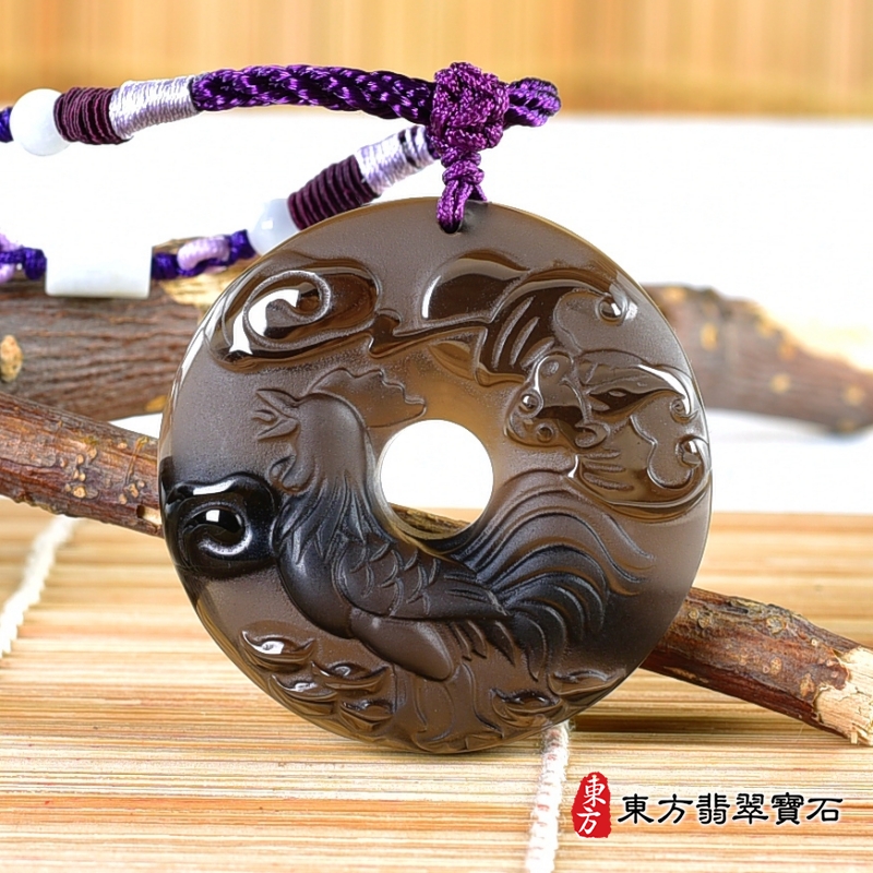 正面-黑曜石雞項鍊玉珮（金雞報喜：雞牌黑曜石雞玉珮、黑曜石雞玉墜、雞十二生肖項鍊）。黑曜石雞，GI058。客製化訂做各種黑曜石雞吊墜玉珮項鍊。★附A貨翡翠雙證書