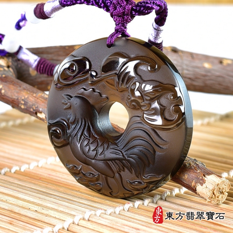 左側-黑曜石雞項鍊玉珮（金雞報喜：雞牌黑曜石雞玉珮、黑曜石雞玉墜、雞十二生肖項鍊）。黑曜石雞，GI058。客製化訂做各種黑曜石雞吊墜玉珮項鍊。★附A貨翡翠雙證書