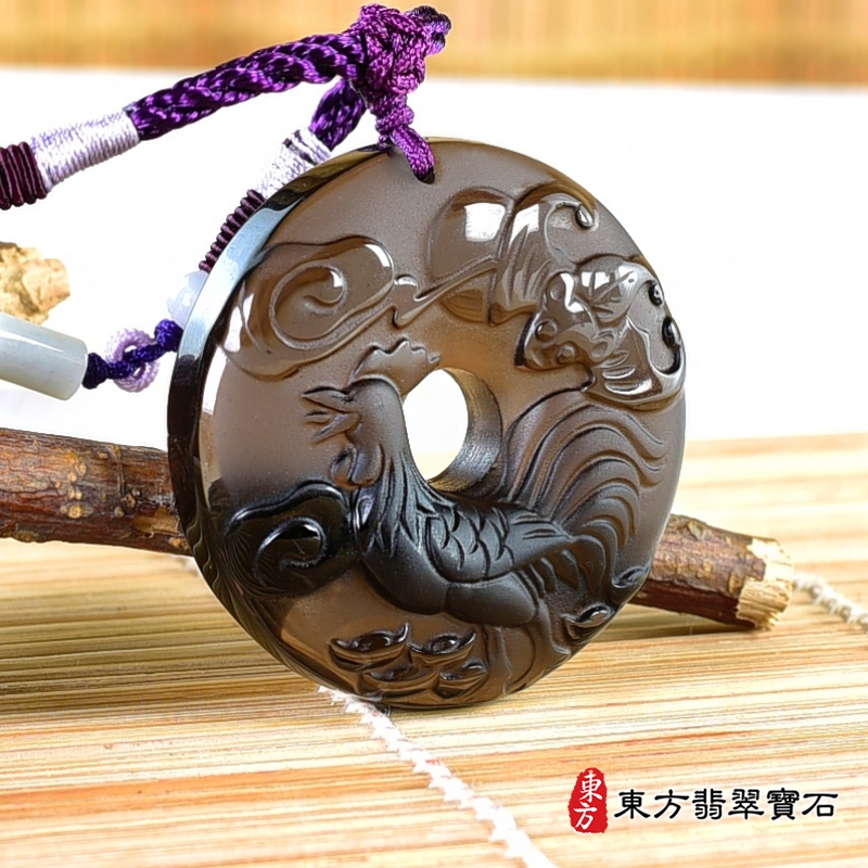 左側--黑曜石雞項鍊玉珮（金雞報喜：雞牌黑曜石雞玉珮、黑曜石雞玉墜、雞十二生肖項鍊）。黑曜石雞，GI058。客製化訂做各種黑曜石雞吊墜玉珮項鍊。★附A貨翡翠雙證書