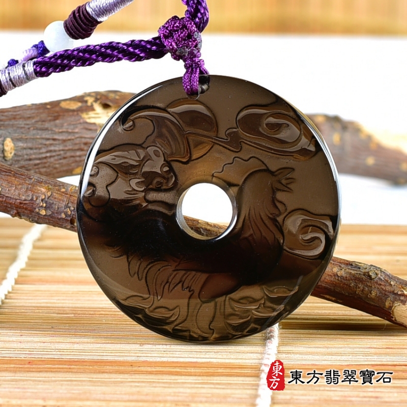 背面--黑曜石雞項鍊玉珮（金雞報喜：雞牌黑曜石雞玉珮、黑曜石雞玉墜、雞十二生肖項鍊）。黑曜石雞，GI058。客製化訂做各種黑曜石雞吊墜玉珮項鍊。★附A貨翡翠雙證書