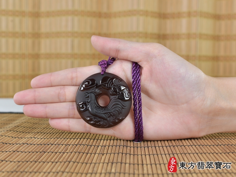大小--黑曜石雞項鍊玉珮（金雞報喜：雞牌黑曜石雞玉珮、黑曜石雞玉墜、雞十二生肖項鍊）。黑曜石雞，GI058。客製化訂做各種黑曜石雞吊墜玉珮項鍊。★附A貨翡翠雙證書