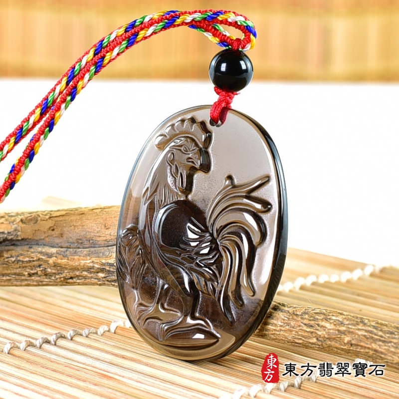 右側-黑曜石雞項鍊玉珮（金雞報喜：雞牌黑曜石雞玉珮、黑曜石雞玉墜、雞十二生肖項鍊）。黑曜石雞，GI060。客製化訂做各種黑曜石雞吊墜玉珮項鍊。★附A貨翡翠雙證書