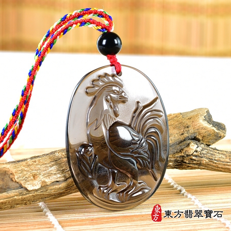 左側-黑曜石雞項鍊玉珮（金雞報喜：雞牌黑曜石雞玉珮、黑曜石雞玉墜、雞十二生肖項鍊）。黑曜石雞，GI060。客製化訂做各種黑曜石雞吊墜玉珮項鍊。★附A貨翡翠雙證書